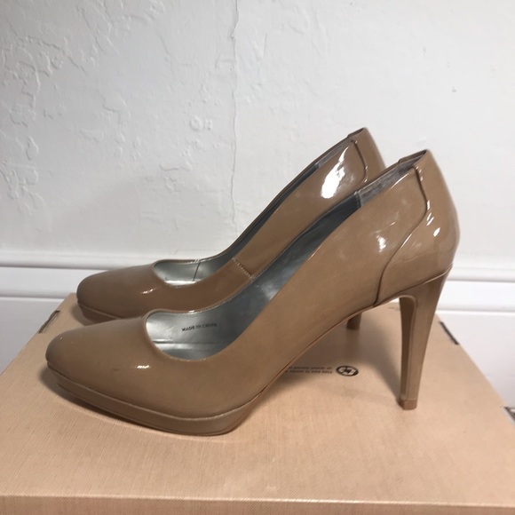 Tahari Nude Heels - Picture 2 of 5